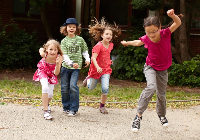 Gruppe von Kindern läuft und hüpft