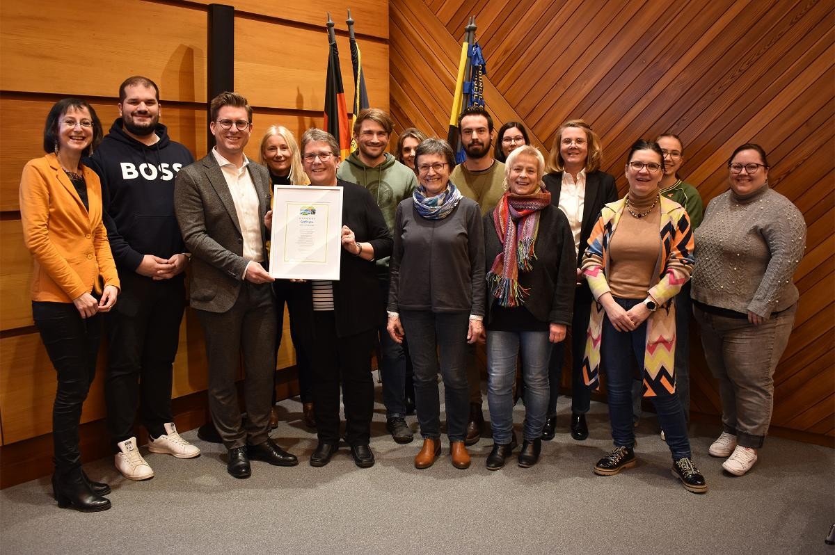 Bürgermeister Dirk Oestringer und Vorsitzende der Steuerungsgruppe  Brigitte Meier gemeinsam mit den Mitgliedern der Steuerungsgruppe