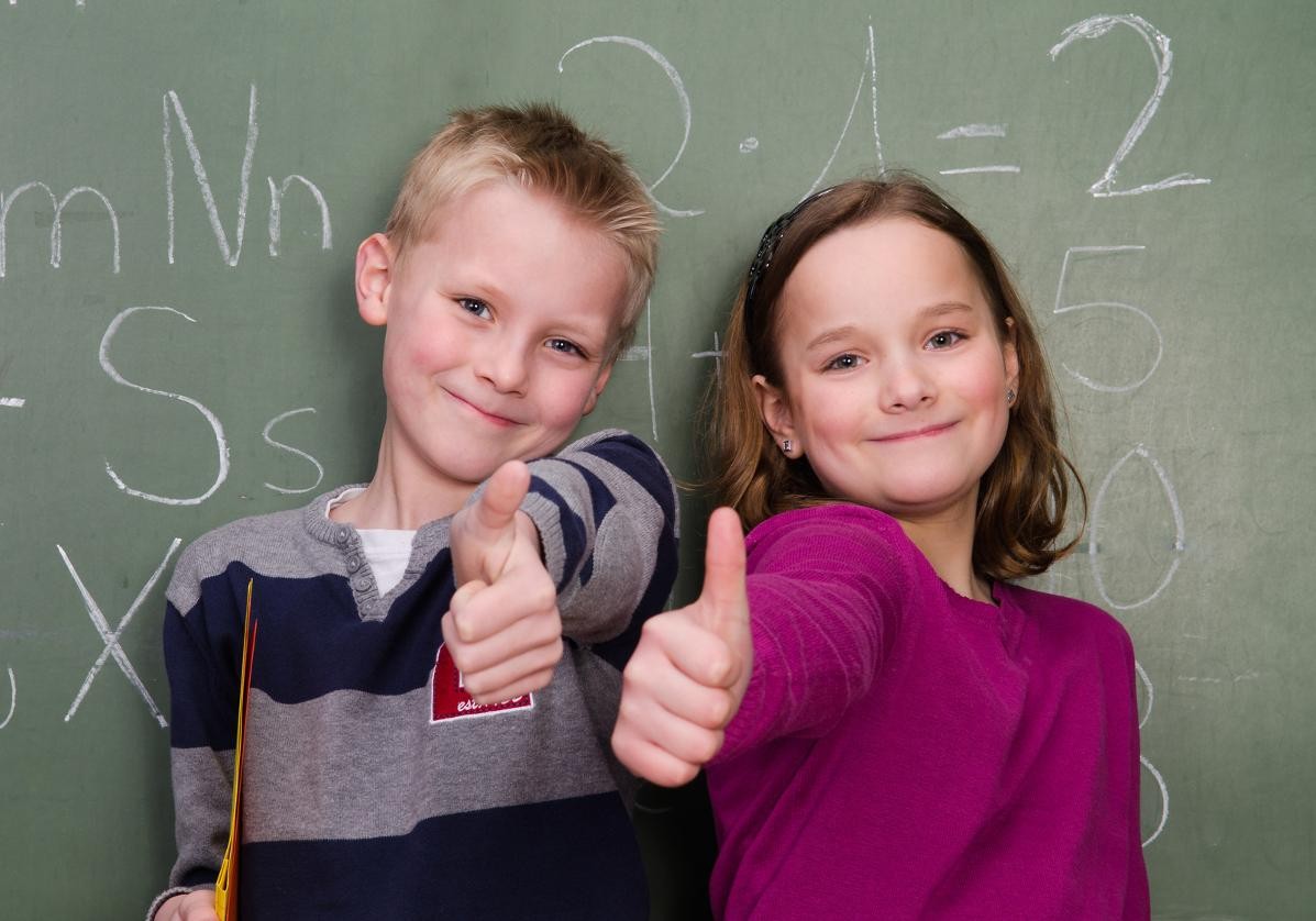 Daumen hoch: Zwei Schüler vor einer Tafel