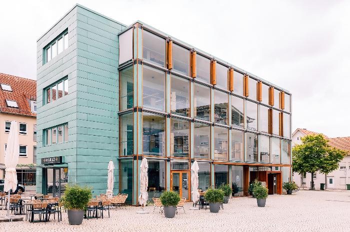 Stadtbücherei Gerlingen mit Brunnen im Vordergrund