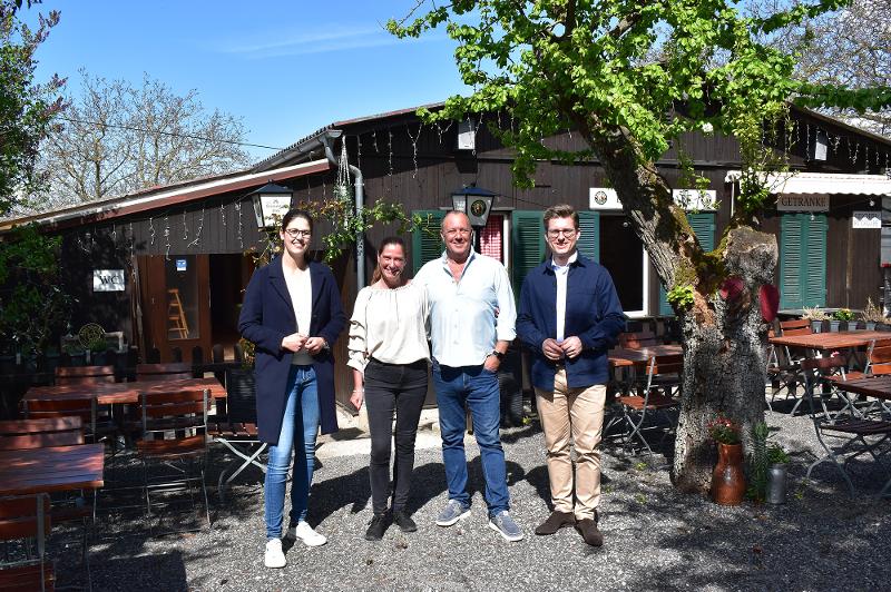 Amtsleiterin Nina Fänger, Nicole Braun, Uwe Braun und Bürgermeister Dirk Oestringer Amtsleiterin Nina Fänger, Nicole Braun, Uwe Braun und Bürgermeister Dirk Oestringer