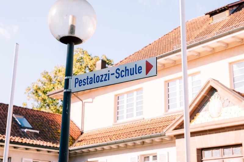 Schild zur Pestalozzi-Schule